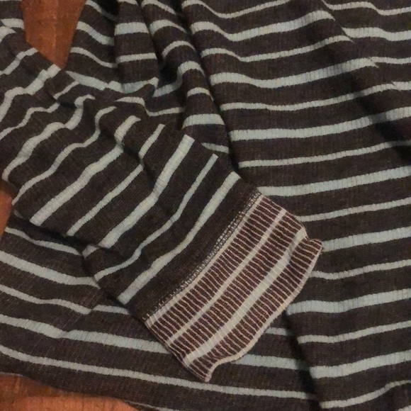 Lightweight pullover with button detail - Picture 3 of 9